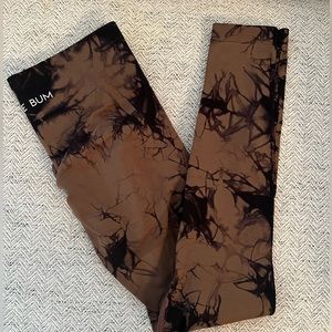 PCHEEBUM scrunch marble leggings.